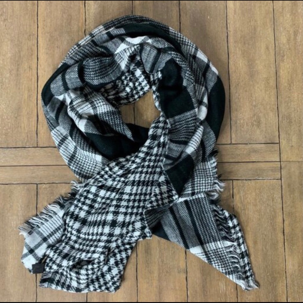 Modena black & white blanket scarf reversible